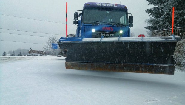Зимата връхлетя Смолянско, пътната обстановка е усложнена