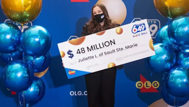 ЛУД КЪСМЕТ: 18-годишна студентка спечели джакпот от 48 млн. долара от лотарията