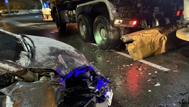 ПО ТЪМНА ДОБА: Кола се вряза в снегорин в София (СНИМКИ)