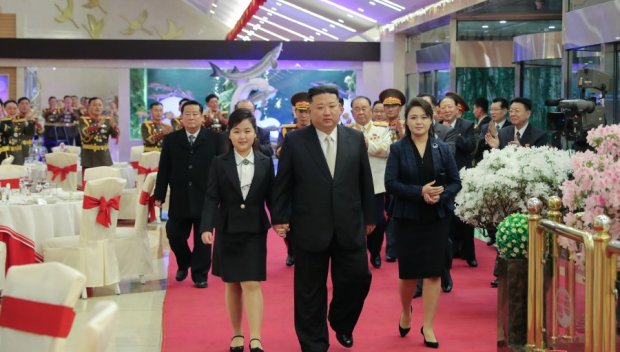 Ким Чен Ун наблюдавал с дъщеря си втория тест на „чудовищната ракета”