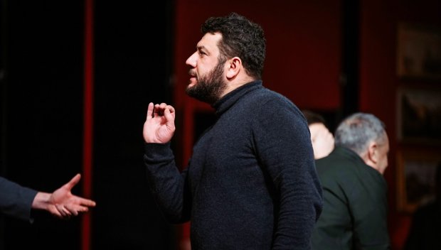 ГОЛЯМАТА СЦЕНА: Жоро от Остава“ подари песен на спектакъла на Евгени Будинов “Вечеря за глупаци“ (ВИДЕО)