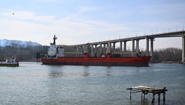 Кораб заседна под Аспаруховия мост във Варна