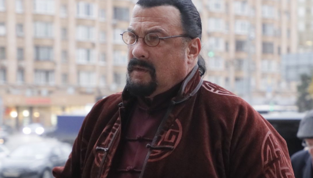 Стивън Сегал продава имението си край Москва