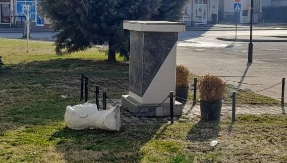 ПОРЕДНО ВАНДАЛСТВО: Обезглавиха паметник на Никола Вапцаров в Северна Македония