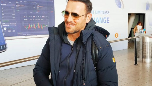 Никос Вертис пристигна в София, фенка го чака 1 час да му поднесе... (СНИМКИ)