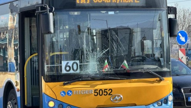 Водач на електробус в София почина, след като се блъсна в стълб