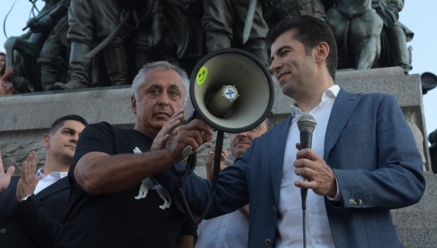 Журналистът Ивелин Николов: Не е квартална мутра, а баща на премиер!