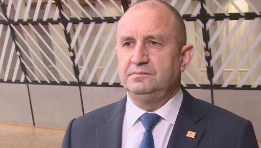 Радев призова да се въведе по един учебник по предмет