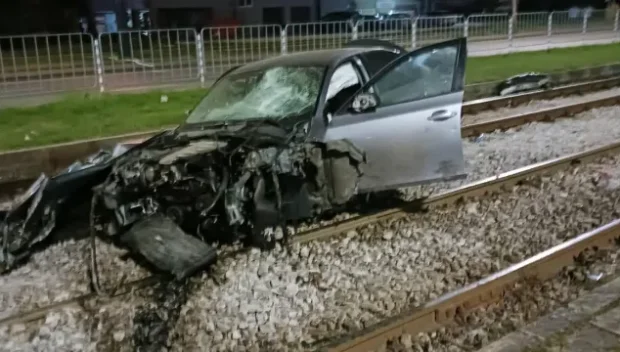 Кола помете спирка на „Ботевградско шосе“ в София