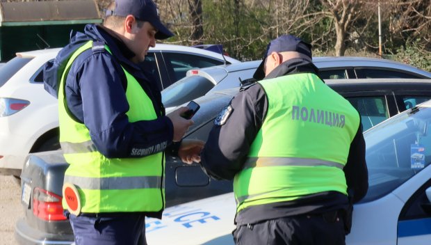 АКЦИЯ „КУПЕН ВОТ”: Полицията блокира плевенското село Буковлък (СНИМКИ)
