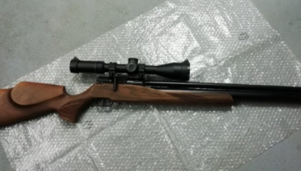 Мъж простреля с ловна пушка непълнолетно момиче