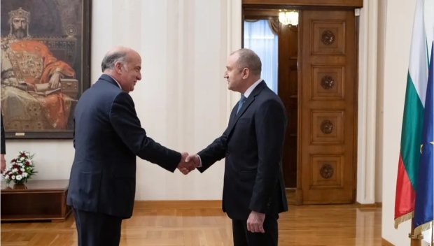 Радев ли посреща американския посланик или обратно?