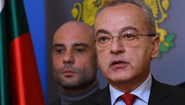 Вижте коя млада дама е придружила премиера Гълъб Донев на коронацията на крал Чарлз III (СНИМКИ)