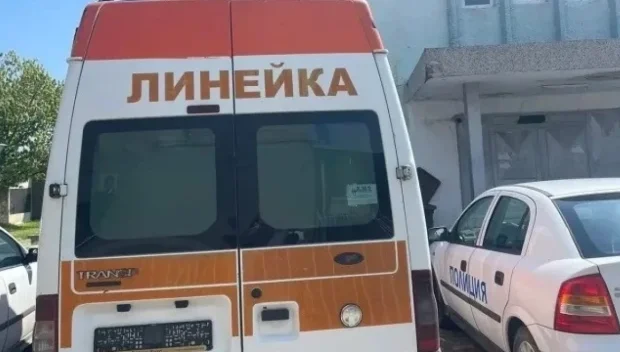 Шофьор е с опасност за живота след обръщане на бетоновоз край Варна