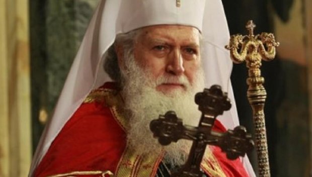 Опашка се вие пред храма: Столичани се сбогуват с патриарх Неофит (СНИМКИ)
