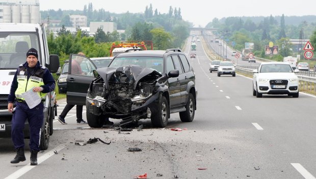 Джип се размаза в трактор край Хасково (СНИМКИ)