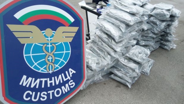 Заловиха 44 пакета марихуана в резервоара на кола на ГКПП „Капитан Андреево“