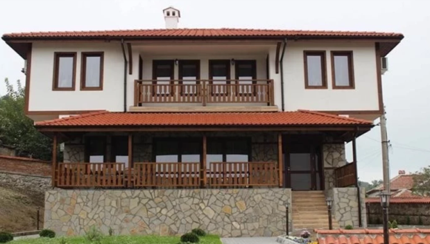 Милко Калайджиев казва Сбогом“ на къщата за гости