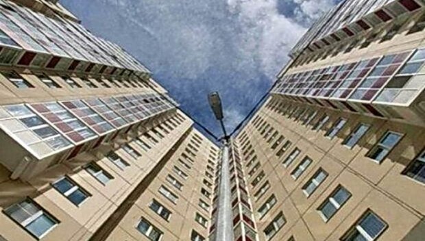 ЛУДОСТ! Пиян баща провеси детето си от 9-ия етаж във Враца