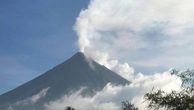 Вулкан във Филипините изригна два пъти за броени часове