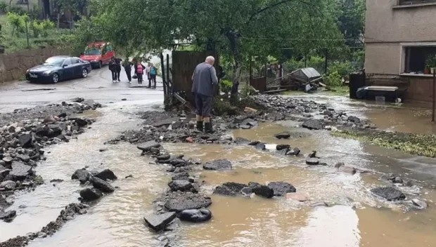 СЛЕД ПОРОИТЕ: Критична остава ситуацията в района на Берковица