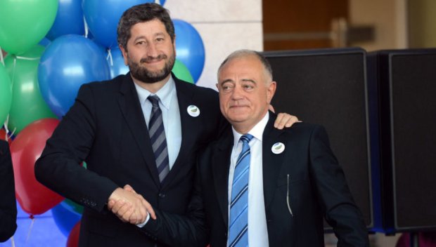 ПОТРЕС: Българофобите от Демократична България воюват с българския трибагреник