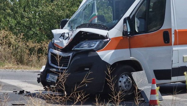 Тежка катастрофа с линейка с пациент в Пловдив, има ранен лекар (СНИМКА)