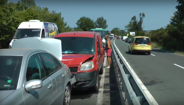 Катастрофа блокира трафика по АМ Тракия в посока София