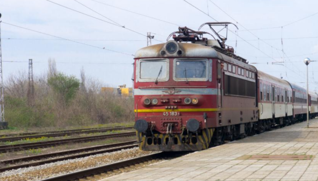 Влак удари камион в Пловдив (СНИМКИ)