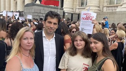 Един насилник спрямо своята съпруга и децата си протестира срещу насилието?! А записите се пазят в Зайчарника...