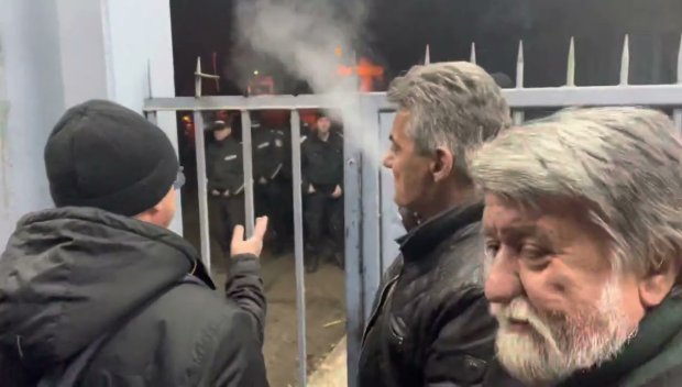 ГОРЧИВИ ДУМИ: Вежди по мокасини в онзи мартенски студ беше пръв пред полицията, когато арестуваха Борисов! Днес лидерът на ГЕРБ го предаде, без да му мигне окото (ВИДЕО)