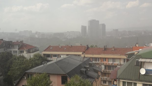 АПРИЛСКА БУРЯ НАД СОФИЯ: Дъжд и гръмотевици връхлетяха столицата