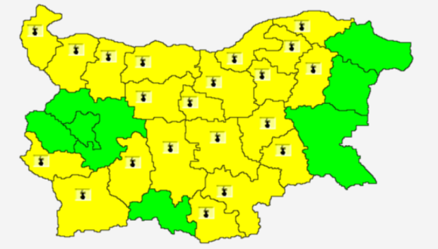 Жълт код за палещ пек обявиха за 21 области