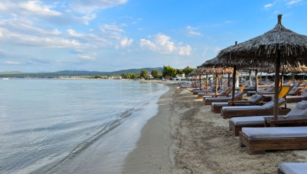 Забраниха къпането на плаж на Халкидики заради мръсна вода