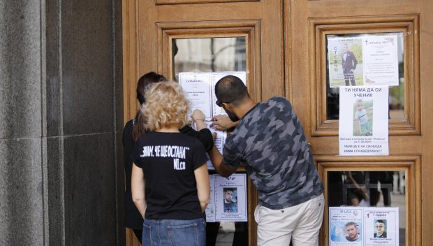 ПРОТЕСТ: Родители на загинали в катастрофи деца залепиха некролози на входа на Народното събрание (СНИМКИ)