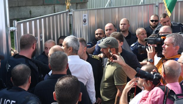 НАПРЕЖЕНИЕ! Протестът на Възраждане ескалира до бой с полицията: Искат демонтаж на скелето на Паметника на Съветската армия (СНИМКИ)