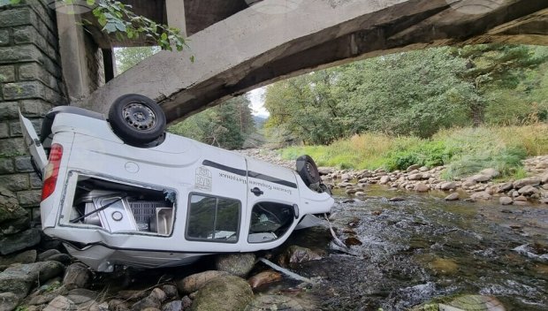 Кола на социалния патронаж се изсипа от мост край Самоков