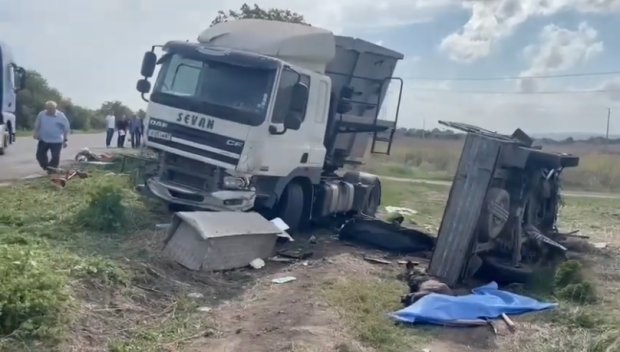 ТРАГЕДИЯ! Два трупа край Бургас след зверска катастрофа между тир и микробус (ВИДЕО)