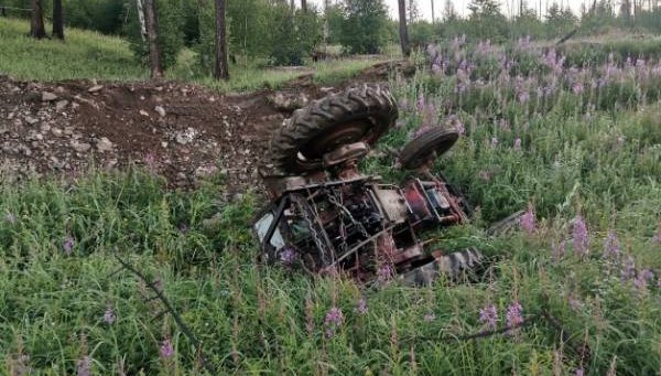 Тракторист се обърна в крайпътна нива, загина