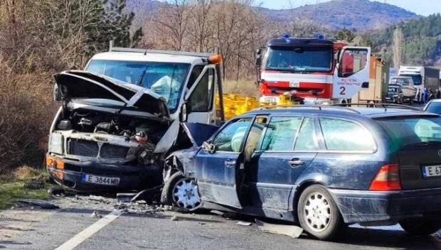Катастрофа между две коли и камион затвори пътя София - Варна