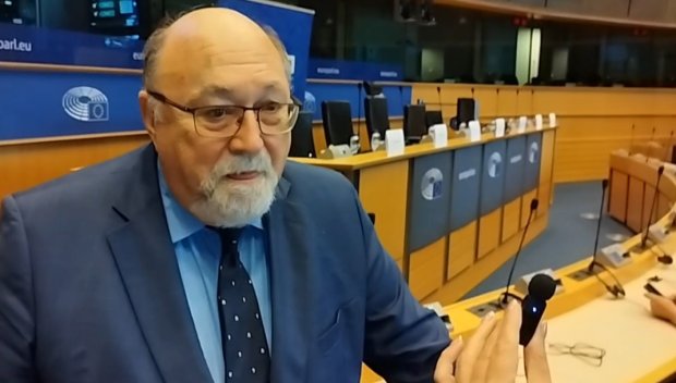 Бивш евродепутат пита Цецка Ризова и Лора Крумова кой е новият модел Този - Онзи: Сънуваме кошмари, не знаем кого да напсуваме