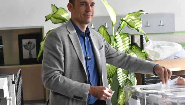 КРИЗИСЕН ПИАР: Васил Терзиев впрегна жена си, с която е в развод, за да спечели София (СНИМКИ)