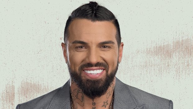 Благо Джизъса в благотворителна кампания: 100 компютъра с бюра и столове за 5 училища