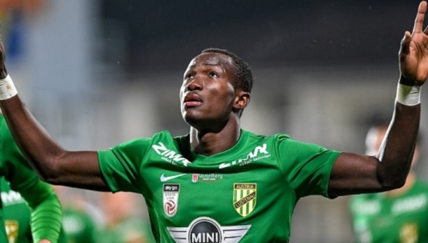 ТРАГЕДИЯ РАЗТЪРСИ ФУТБОЛА: Бивш ганайски национал почина на терена от инфаркт