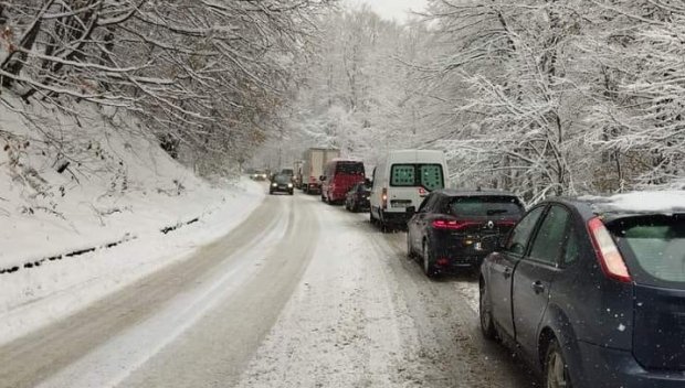 Обилен снеговалеж на Пампорово, има закъсали автомобили