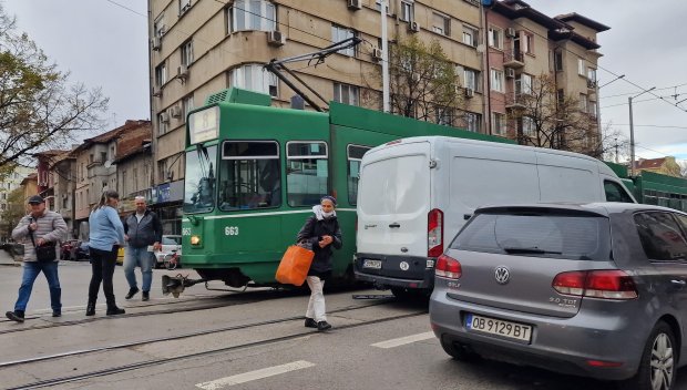 Трамвай и бус се удариха в София, причиниха задръстване (СНИМКИ)