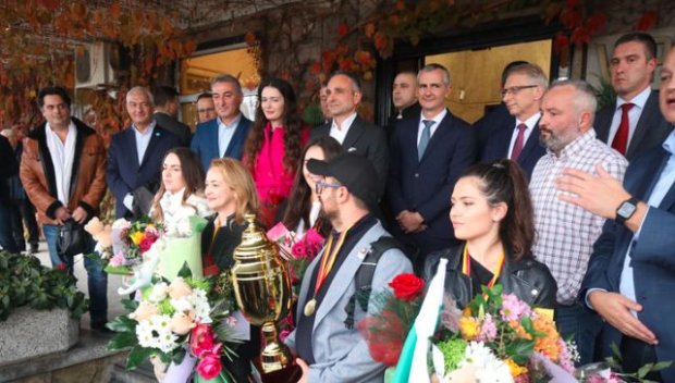 Златните шахматистки на родна земя: Това е един споделен успех