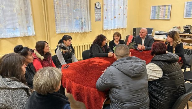 СЛЕД СПЕШНА СРЕЩА: Преместиха в ново училище детето, живяло в кокошарник