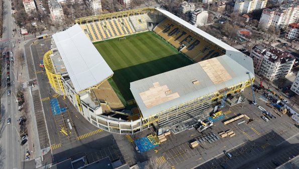 Работата на стадион Христо Ботев кипи и през почивните дни