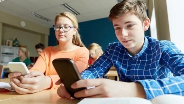 Училище във Варна забрани телефоните в часовете и междучасията